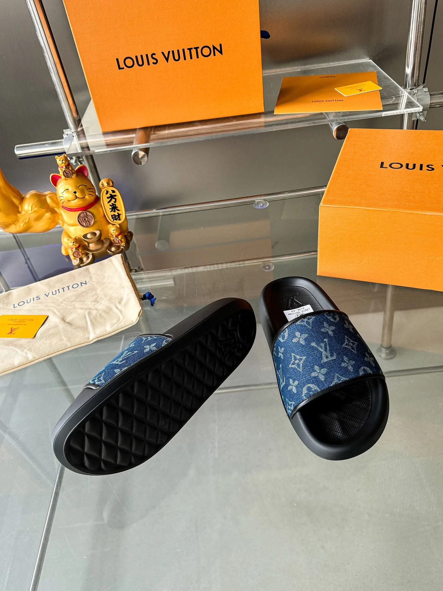 [L Home] P: 300💰 ▪️Shoe size: Women's 35-40 Men's 38-46▪️Packaging: Counter top quality~original packaging Louis Vuitton lv couple's monogram embossed slippers This season, Waterfront sandals return with a new look, and the upper buckle is embossed with Louis Vuitton's iconic Monogram pattern. Made of waterproof rubber with a comfortable and resilient insole. The lightweight, flexible outsole is embossed with the Louis Vuitton logo. Exquisitely packaged at the delivery counter 🛍📦 ▪️Fabric: Original molded rubber foam ▪️Sole: Original molded rubber foam outsole ▪️Sole thickness: 3CM.